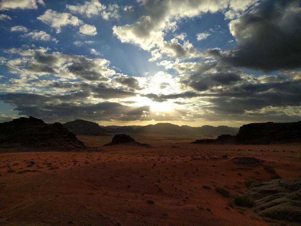 Bed and Breakfast Moon City Camp à Wadi Rum Extérieur photo